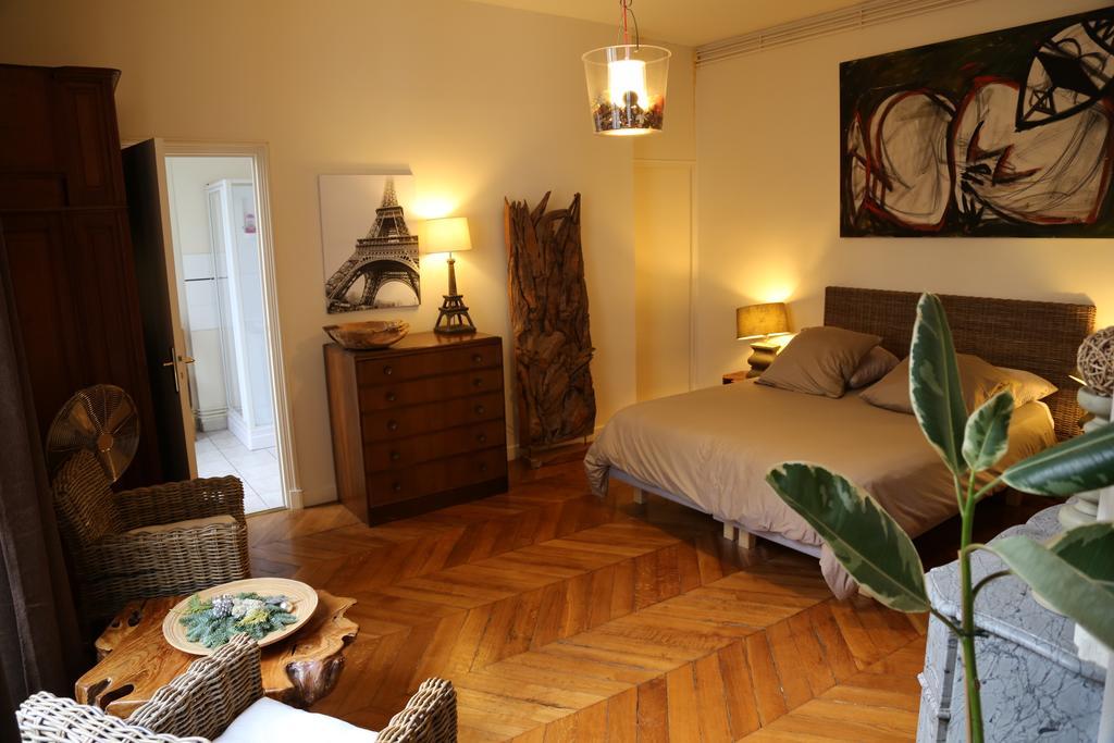 A Room In باريس الغرفة الصورة